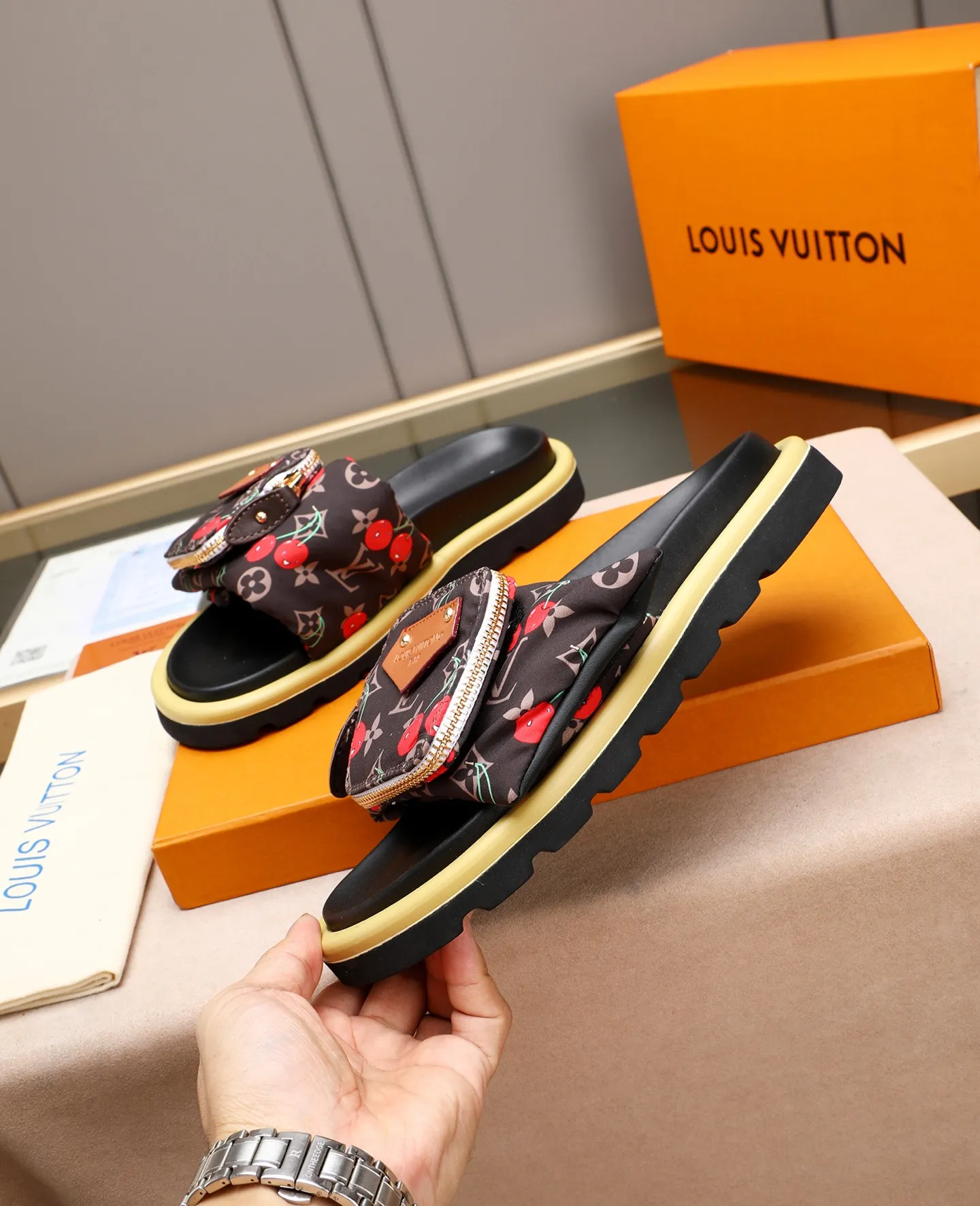 PP400 couple model with drawer box [LOUIS VUITTON] Louis Vuitton, the latest LV official website printed wallet and men's and women's slippers🔥🔥🔥 are now on the market. The drawer box is packed with cloth bags and cards. The upper pattern looks very soft and waxy, and it is a super versatile leg slimming tool. Fabric: Imported denim/down silk cotton embossed, official website pattern printing, lining: water-dyed sheepskin down filling, comfortable to wear, feet: high elastic PU water table. Sole: foam sole, heel height: about 5cm. Size 35-46, 35, 45 and 46 are custom-made and cannot be returned or exchanged. Color: multiple colors available.